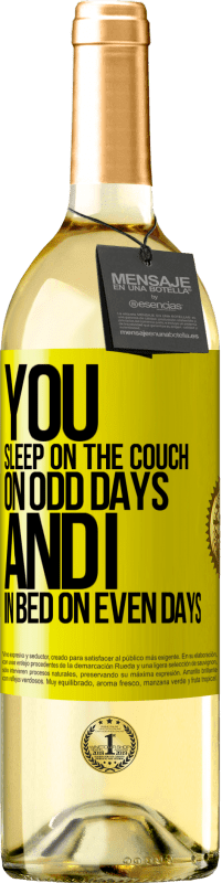 29,95 € Free Shipping | White Wine WHITE Edition You sleep on the couch on odd days and I in bed on even days Yellow Label. Customizable label Young wine Harvest 2025 Verdejo