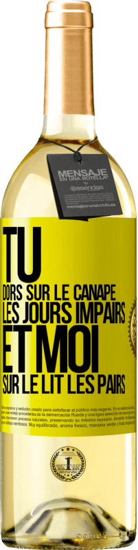 29,95 € Envoi gratuit | Vin blanc Édition WHITE Tu dors sur le canapé les jours impairs et moi sur le lit les pairs Étiquette Jaune. Étiquette personnalisable Vin jeune Récolte 2025 Verdejo