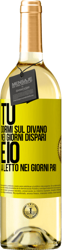 29,95 € Spedizione Gratuita | Vino bianco Edizione WHITE Tu dormi sul divano nei giorni dispari e io a letto nei giorni pari Etichetta Gialla. Etichetta personalizzabile Vino giovane Raccogliere 2023 Verdejo