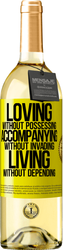 29,95 € 送料無料 | 白ワイン WHITEエディション 所有せずに愛し、侵入せずに付き添い、依存せずに生きる 黄色のラベル. カスタマイズ可能なラベル 若いワイン 収穫 2025 Verdejo