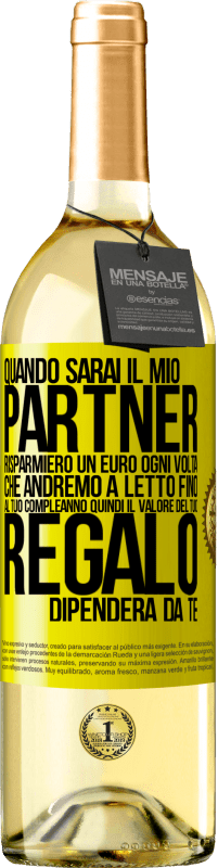 29,95 € Spedizione Gratuita | Vino bianco Edizione WHITE Quando sarai il mio partner risparmierò un euro ogni volta che andremo a letto fino al tuo compleanno, quindi il valore del Etichetta Gialla. Etichetta personalizzabile Vino giovane Raccogliere 2024 Verdejo