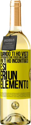 29,95 € Spedizione Gratuita | Vino bianco Edizione WHITE Quando ti ho visto, ho pensato che fossi un elemento. Poi ti ho incontrato e sì, eri un elemento Etichetta Gialla. Etichetta personalizzabile Vino giovane Raccogliere 2025 Verdejo