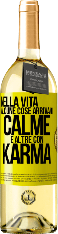 29,95 € Spedizione Gratuita | Vino bianco Edizione WHITE Nella vita alcune cose arrivano calme e altre con karma Etichetta Gialla. Etichetta personalizzabile Vino giovane Raccogliere 2023 Verdejo