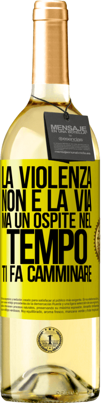 29,95 € Spedizione Gratuita | Vino bianco Edizione WHITE La violenza non è la via, ma un ospite nel tempo ti fa camminare Etichetta Gialla. Etichetta personalizzabile Vino giovane Raccogliere 2024 Verdejo