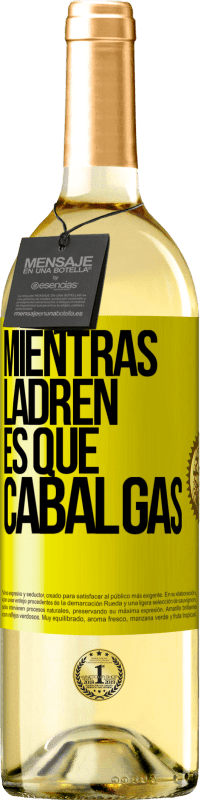 29,95 € Envío gratis | Vino Blanco Edición WHITE Mientras ladren es que cabalgas Etiqueta Amarilla. Etiqueta personalizable Vino joven Cosecha 2025 Verdejo