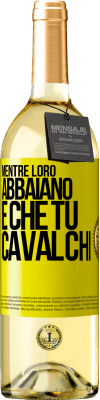29,95 € Spedizione Gratuita | Vino bianco Edizione WHITE Mentre loro abbaiano è che tu cavalchi Etichetta Gialla. Etichetta personalizzabile Vino giovane Raccogliere 2025 Verdejo