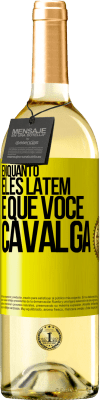 29,95 € Envio grátis | Vinho branco Edição WHITE Enquanto eles latem é que você cavalga Etiqueta Amarela. Etiqueta personalizável Vinho jovem Colheita 2023 Verdejo