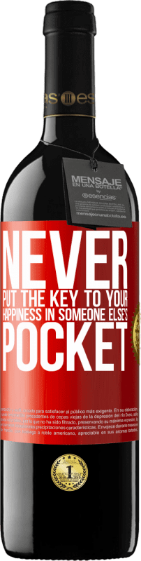 39,95 € Free Shipping | Red Wine RED Edition MBE Reserve Never put the key to your happiness in someone else's pocket Red Label. Customizable label Reserve 12 Months Harvest 2016 Tempranillo