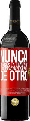 39,95 € Envío gratis | Vino Tinto Edición RED MBE Reserva Nunca pongas la llave de tu felicidad en el bolsillo de otro Etiqueta Roja. Etiqueta personalizable Reserva 12 Meses Cosecha 2015 Tempranillo