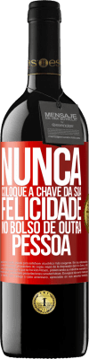 39,95 € Envio grátis | Vinho tinto Edição RED MBE Reserva Nunca coloque a chave da sua felicidade no bolso de outra pessoa Etiqueta Vermelha. Etiqueta personalizável Reserva 12 Meses Colheita 2015 Tempranillo