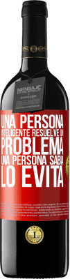 39,95 € Envío gratis | Vino Tinto Edición RED MBE Reserva Una persona inteligente resuelve un problema. Una persona sabia lo evita Etiqueta Roja. Etiqueta personalizable Reserva 12 Meses Cosecha 2015 Tempranillo