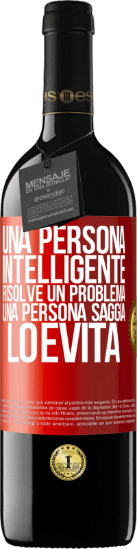 39,95 € Spedizione Gratuita | Vino rosso Edizione RED MBE Riserva Una persona intelligente risolve un problema. Una persona saggia lo evita Etichetta Rossa. Etichetta personalizzabile Riserva 12 Mesi Raccogliere 2015 Tempranillo