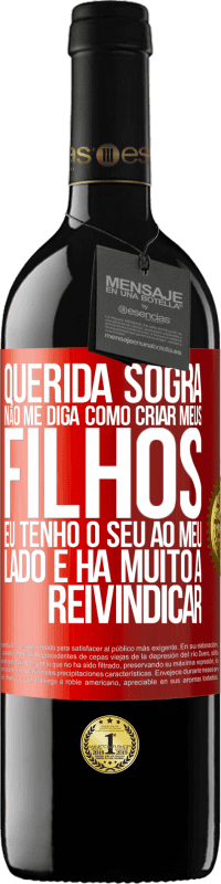 39,95 € Envio grátis | Vinho tinto Edição RED MBE Reserva Querida sogra, não me diga como criar meus filhos. Eu tenho o seu ao meu lado e há muito a reivindicar Etiqueta Vermelha. Etiqueta personalizável Reserva 12 Meses Colheita 2015 Tempranillo