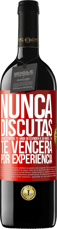 39,95 € Envío gratis | Vino Tinto Edición RED MBE Reserva Nunca discutas con un estúpido. Te hará descender a su nivel y ahí te vencerá por experiencia Etiqueta Roja. Etiqueta personalizable Reserva 12 Meses Cosecha 2015 Tempranillo