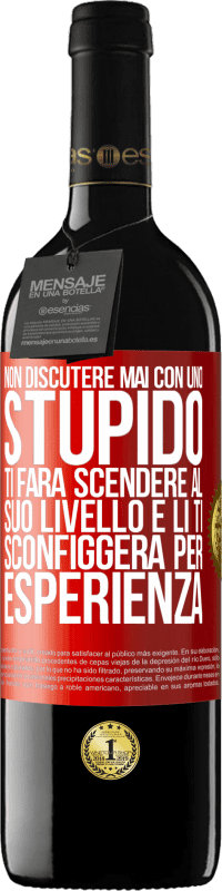 39,95 € Spedizione Gratuita | Vino rosso Edizione RED MBE Riserva Non discutere mai con uno stupido. Ti farà scendere al suo livello e lì ti sconfiggerà per esperienza Etichetta Rossa. Etichetta personalizzabile Riserva 12 Mesi Raccogliere 2015 Tempranillo