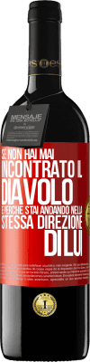 39,95 € Spedizione Gratuita | Vino rosso Edizione RED MBE Riserva Se non hai mai incontrato il diavolo è perché stai andando nella stessa direzione di lui Etichetta Rossa. Etichetta personalizzabile Riserva 12 Mesi Raccogliere 2014 Tempranillo