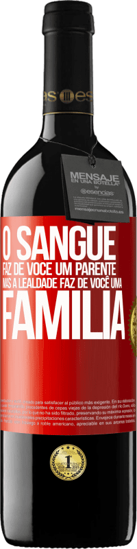 39,95 € Envio grátis | Vinho tinto Edição RED MBE Reserva O sangue faz de você um parente, mas a lealdade faz de você uma família Etiqueta Vermelha. Etiqueta personalizável Reserva 12 Meses Colheita 2015 Tempranillo