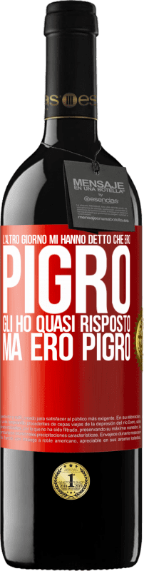 39,95 € Spedizione Gratuita | Vino rosso Edizione RED MBE Riserva L'altro giorno mi hanno detto che ero pigro, gli ho quasi risposto, ma ero pigro Etichetta Rossa. Etichetta personalizzabile Riserva 12 Mesi Raccogliere 2015 Tempranillo