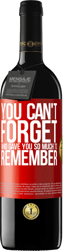 39,95 € Бесплатная доставка | Красное вино Издание RED MBE Бронировать Вы не можете забыть, кто дал вам так много, чтобы запомнить Красная метка. Настраиваемая этикетка Бронировать 12 Месяцы Урожай 2014 Tempranillo