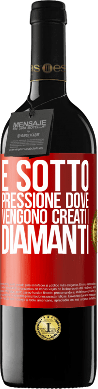 39,95 € Spedizione Gratuita | Vino rosso Edizione RED MBE Riserva È sotto pressione dove vengono creati i diamanti Etichetta Rossa. Etichetta personalizzabile Riserva 12 Mesi Raccogliere 2015 Tempranillo