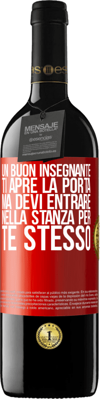 39,95 € Spedizione Gratuita | Vino rosso Edizione RED MBE Riserva Un buon insegnante ti apre la porta, ma devi entrare nella stanza per te stesso Etichetta Rossa. Etichetta personalizzabile Riserva 12 Mesi Raccogliere 2016 Tempranillo