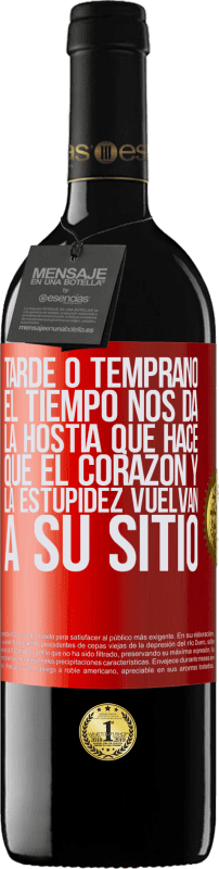 39,95 € Envío gratis | Vino Tinto Edición RED MBE Reserva Tarde o temprano el tiempo nos da la hostia que hace que el corazón y la estupidez vuelvan a su sitio Etiqueta Roja. Etiqueta personalizable Reserva 12 Meses Cosecha 2015 Tempranillo