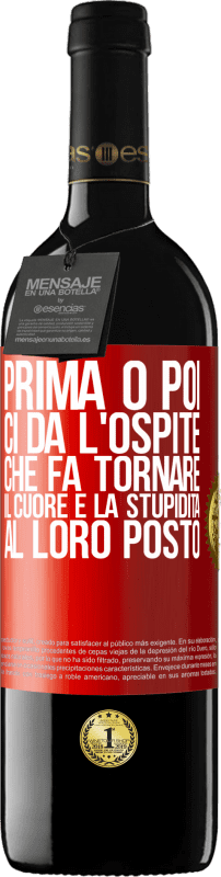 39,95 € Spedizione Gratuita | Vino rosso Edizione RED MBE Riserva Prima o poi ci dà l'ospite che fa tornare il cuore e la stupidità al loro posto Etichetta Rossa. Etichetta personalizzabile Riserva 12 Mesi Raccogliere 2016 Tempranillo
