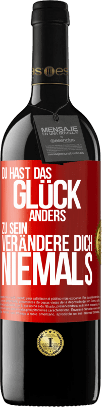 39,95 € Kostenloser Versand | Rotwein RED Ausgabe MBE Reserve Du hast das Glück, anders zu sein. Verändere dich niemals Rote Markierung. Anpassbares Etikett Reserve 12 Monate Ernte 2015 Tempranillo