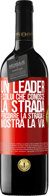 39,95 € Spedizione Gratuita | Vino rosso Edizione RED MBE Riserva Un leader è colui che conosce la strada, percorre la strada e mostra la via Etichetta Rossa. Etichetta personalizzabile Riserva 12 Mesi Raccogliere 2014 Tempranillo