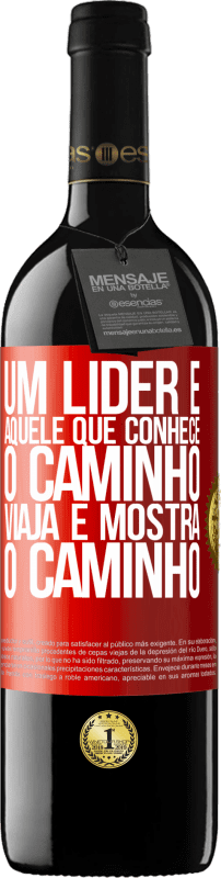 39,95 € Envio grátis | Vinho tinto Edição RED MBE Reserva Um líder é aquele que conhece o caminho, viaja e mostra o caminho Etiqueta Vermelha. Etiqueta personalizável Reserva 12 Meses Colheita 2015 Tempranillo