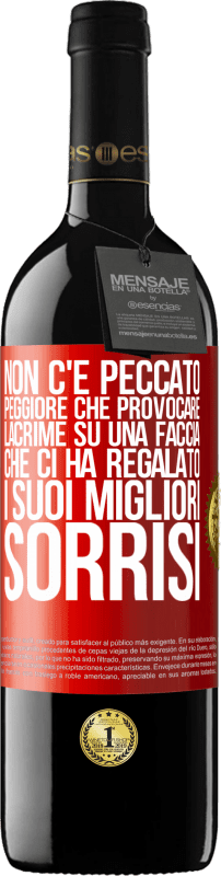 39,95 € Spedizione Gratuita | Vino rosso Edizione RED MBE Riserva Non c'è peccato peggiore che provocare lacrime su una faccia che ci ha regalato i suoi migliori sorrisi Etichetta Rossa. Etichetta personalizzabile Riserva 12 Mesi Raccogliere 2015 Tempranillo