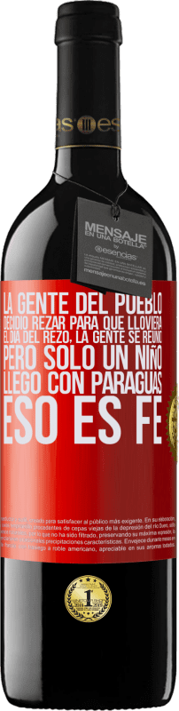 39,95 € Envío gratis | Vino Tinto Edición RED MBE Reserva La gente del pueblo decidió rezar para que lloviera. El día del rezo, la gente se reunió, pero sólo un niño llego con Etiqueta Roja. Etiqueta personalizable Reserva 12 Meses Cosecha 2015 Tempranillo