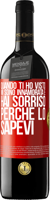 39,95 € Spedizione Gratuita | Vino rosso Edizione RED MBE Riserva Quando ti ho visto, mi sono innamorata e hai sorriso perché lo sapevi Etichetta Rossa. Etichetta personalizzabile Riserva 12 Mesi Raccogliere 2015 Tempranillo