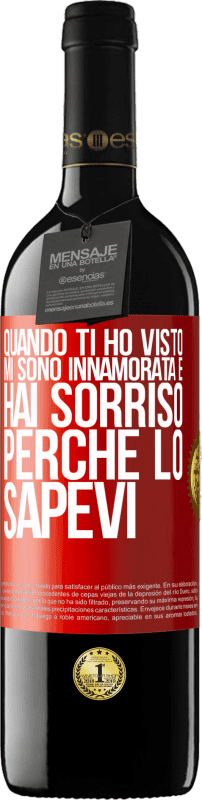 39,95 € Spedizione Gratuita | Vino rosso Edizione RED MBE Riserva Quando ti ho visto, mi sono innamorata e hai sorriso perché lo sapevi Etichetta Rossa. Etichetta personalizzabile Riserva 12 Mesi Raccogliere 2016 Tempranillo