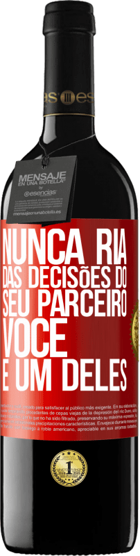 39,95 € Envio grátis | Vinho tinto Edição RED MBE Reserva Nunca ria das decisões do seu parceiro. Você é um deles Etiqueta Vermelha. Etiqueta personalizável Reserva 12 Meses Colheita 2015 Tempranillo