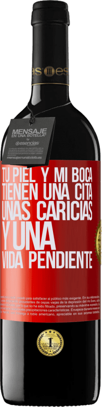 39,95 € Envío gratis | Vino Tinto Edición RED MBE Reserva Tu piel y mi boca tienen una cita, unas caricias, y una vida pendiente Etiqueta Roja. Etiqueta personalizable Reserva 12 Meses Cosecha 2015 Tempranillo