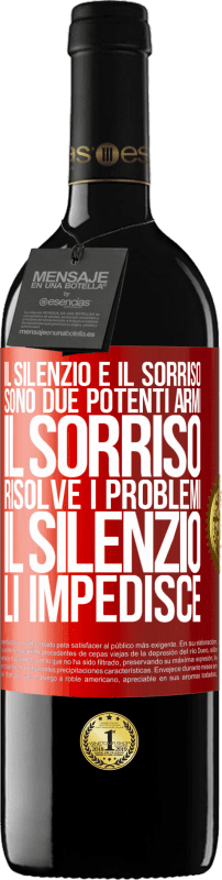 39,95 € Spedizione Gratuita | Vino rosso Edizione RED MBE Riserva Il silenzio e il sorriso sono due potenti armi. Il sorriso risolve i problemi, il silenzio li impedisce Etichetta Rossa. Etichetta personalizzabile Riserva 12 Mesi Raccogliere 2015 Tempranillo