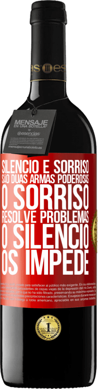 39,95 € Envio grátis | Vinho tinto Edição RED MBE Reserva Silêncio e sorriso são duas armas poderosas. O sorriso resolve problemas, o silêncio os impede Etiqueta Vermelha. Etiqueta personalizável Reserva 12 Meses Colheita 2015 Tempranillo