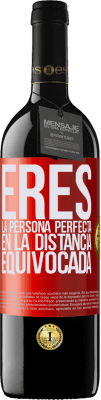 39,95 € Envío gratis | Vino Tinto Edición RED MBE Reserva Eres la persona perfecta en la distancia equivocada Etiqueta Roja. Etiqueta personalizable Reserva 12 Meses Cosecha 2014 Tempranillo