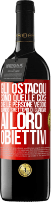 39,95 € Spedizione Gratuita | Vino rosso Edizione RED MBE Riserva Gli ostacoli sono quelle cose che le persone vedono quando smettono di guardare ai loro obiettivi Etichetta Rossa. Etichetta personalizzabile Riserva 12 Mesi Raccogliere 2014 Tempranillo