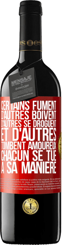 39,95 € Envoi gratuit | Vin rouge Édition RED MBE Réserve Certains fument, d'autres boivent, d'autres se droguent et d'autres tombent amoureux. Chacun se tue à sa manière Étiquette Rouge. Étiquette personnalisable Réserve 12 Mois Récolte 2015 Tempranillo