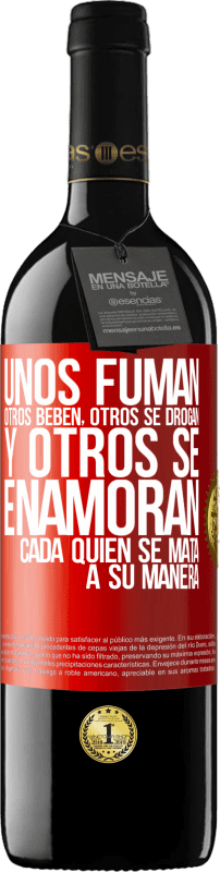 39,95 € Envío gratis | Vino Tinto Edición RED MBE Reserva Unos fuman, otros beben, otros se drogan, y otros se enamoran. Cada quien se mata a su manera Etiqueta Roja. Etiqueta personalizable Reserva 12 Meses Cosecha 2015 Tempranillo