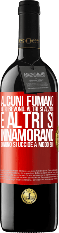 39,95 € Spedizione Gratuita | Vino rosso Edizione RED MBE Riserva Alcuni fumano, altri bevono, altri si alzano e altri si innamorano. Ognuno si uccide a modo suo Etichetta Rossa. Etichetta personalizzabile Riserva 12 Mesi Raccogliere 2015 Tempranillo