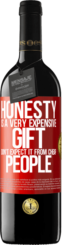 39,95 € 送料無料 | 赤ワイン REDエディション MBE 予約する 誠実さは非常に高価な贈り物です。安い人に期待しないでください 赤いタグ. カスタマイズ可能なラベル 予約する 12 月 収穫 2014 Tempranillo