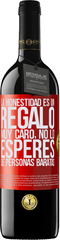 39,95 € Envío gratis | Vino Tinto Edición RED MBE Reserva La honestidad es un regalo muy caro. No lo esperes de personas baratas Etiqueta Roja. Etiqueta personalizable Reserva 12 Meses Cosecha 2015 Tempranillo