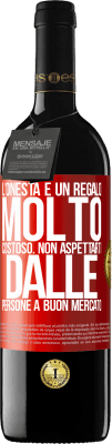 39,95 € Spedizione Gratuita | Vino rosso Edizione RED MBE Riserva L'onestà è un regalo molto costoso. Non aspettarti dalle persone a buon mercato Etichetta Rossa. Etichetta personalizzabile Riserva 12 Mesi Raccogliere 2016 Tempranillo