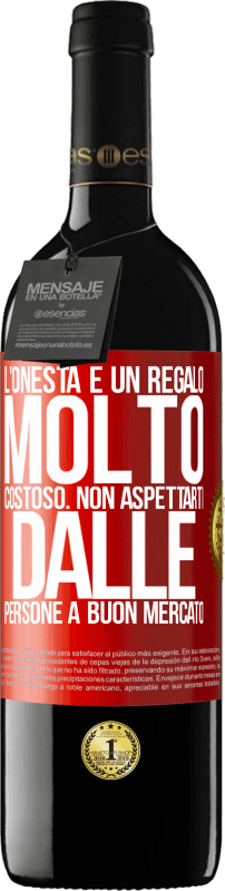 39,95 € Spedizione Gratuita | Vino rosso Edizione RED MBE Riserva L'onestà è un regalo molto costoso. Non aspettarti dalle persone a buon mercato Etichetta Rossa. Etichetta personalizzabile Riserva 12 Mesi Raccogliere 2015 Tempranillo