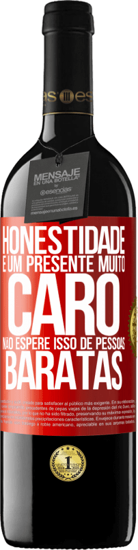 39,95 € Envio grátis | Vinho tinto Edição RED MBE Reserva Honestidade é um presente muito caro. Não espere isso de pessoas baratas Etiqueta Vermelha. Etiqueta personalizável Reserva 12 Meses Colheita 2015 Tempranillo