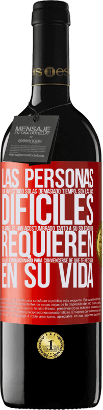 39,95 € Envío gratis | Vino Tinto Edición RED MBE Reserva Las personas que han estado solas demasiado tiempo, son las más difíciles de amar. Se han acostumbrado tanto a su soledad Etiqueta Roja. Etiqueta personalizable Reserva 12 Meses Cosecha 2015 Tempranillo