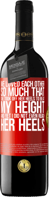 39,95 € Бесплатная доставка | Красное вино Издание RED MBE Бронировать Мы так сильно любили друг друга, что она сняла пятки, чтобы быть на моем росте, и все же я даже не достигла ее пятки Красная метка. Настраиваемая этикетка Бронировать 12 Месяцы Урожай 2015 Tempranillo